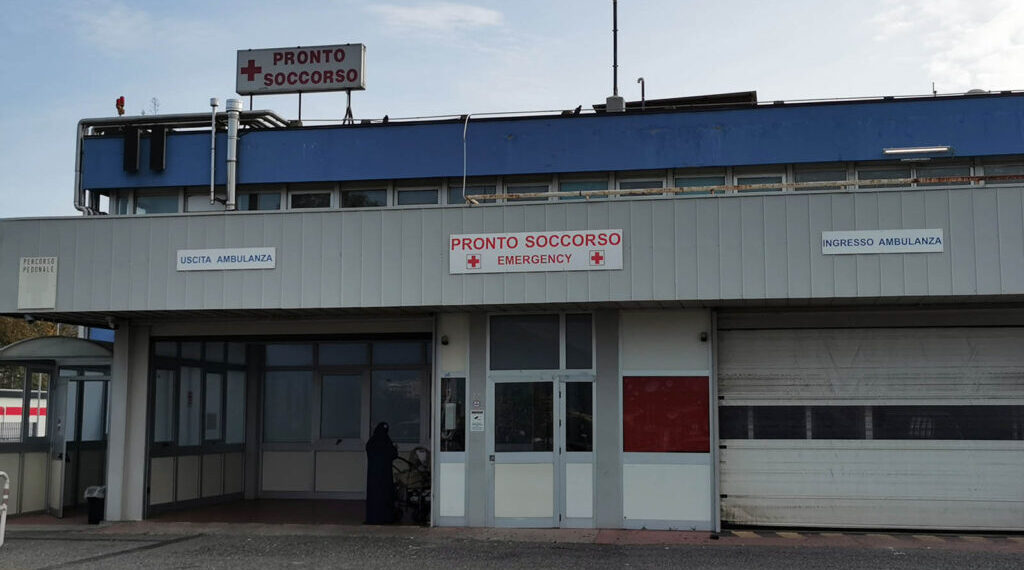 In attesa di una radiografia rompe a testate la postazione del trage