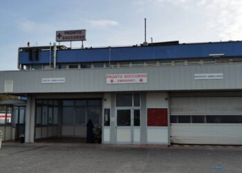 In attesa di una radiografia rompe a testate la postazione del trage