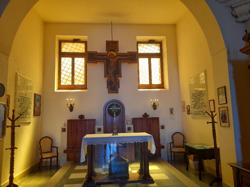 Ricordando il Beato fra Paolo: giù le mani dalla sacre spoglie! 3 Sala Capitolare parte a destra lapide del Beato Paolo