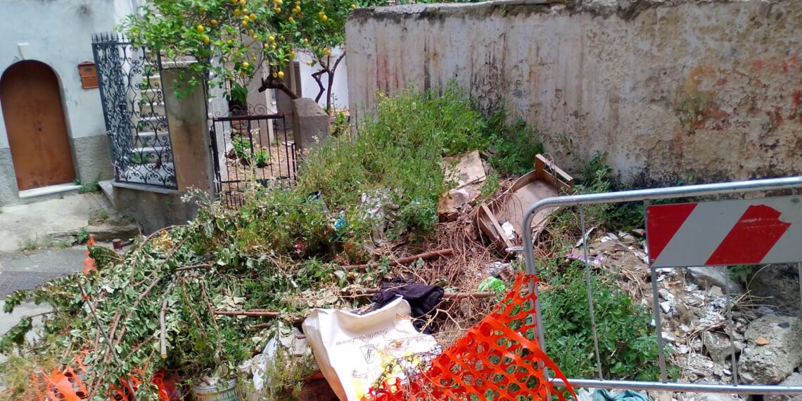 Centro storico di Rossano, via Cairoli nel degrado totale. La denuncia del Movimento del Territorio: cittadini abbandonati 1 Centro storico di Rossano, via Cairoli nel degrado totale. La denuncia del Movimento del Territorio: cittadini abbandonati