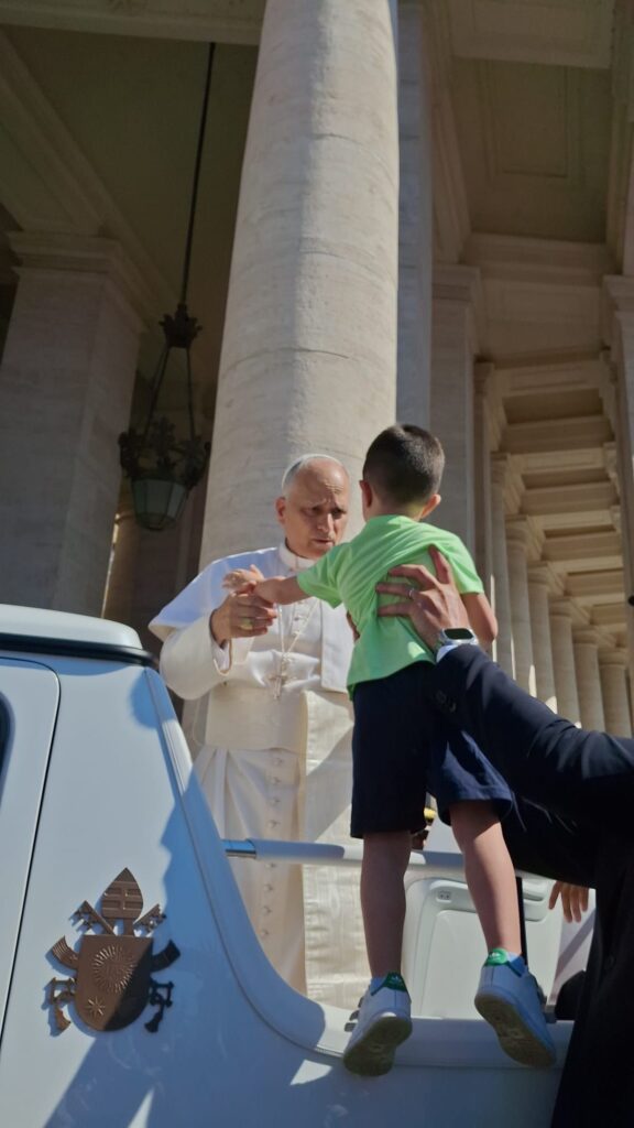 Una carezza del Papa alla nostra diocesi: Francesco, il piccolo di Jonadi, abbracciato da Leone XIV 4 WhatsApp Image 2025 06 01 at 15.21.58 1