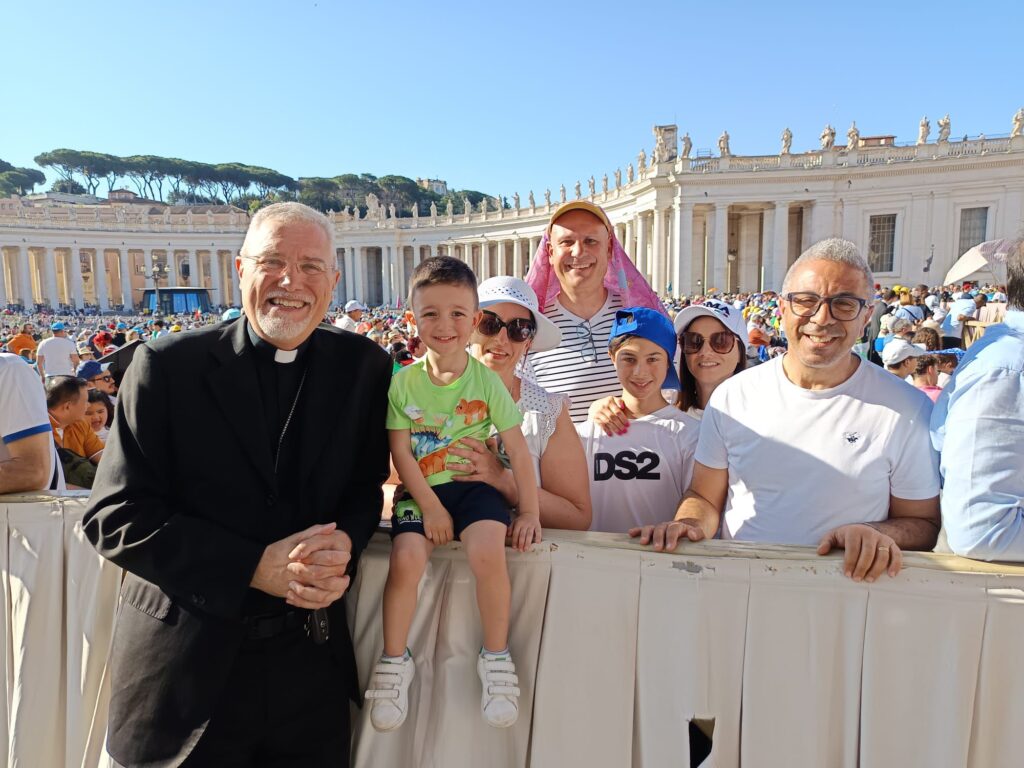 Una carezza del Papa alla nostra diocesi: Francesco, il piccolo di Jonadi, abbracciato da Leone XIV 9 WhatsApp Image 2025 06 01 at 15.21.58