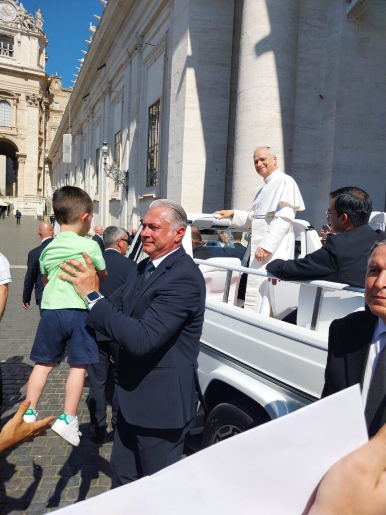 Una carezza del Papa alla nostra diocesi: Francesco, il piccolo di Jonadi, abbracciato da Leone XIV 3 WhatsApp Image 2025 06 01 at 15.21.58 2