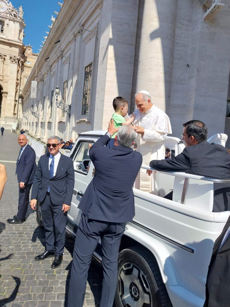Una carezza del Papa alla nostra diocesi: Francesco, il piccolo di Jonadi, abbracciato da Leone XIV 6 WhatsApp Image 2025 06 01 at 15.21.59 1 1