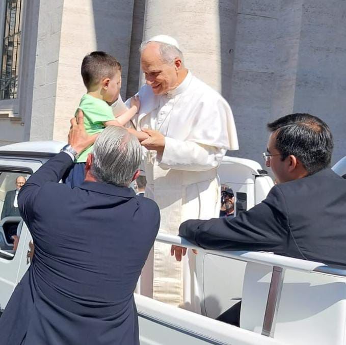 Una carezza del Papa alla nostra diocesi: Francesco, il piccolo di Jonadi, abbracciato da Leone XIV 5 WhatsApp Image 2025 06 01 at 15.21.59 2 1