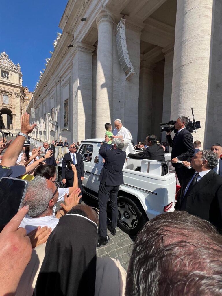 Una carezza del Papa alla nostra diocesi: Francesco, il piccolo di Jonadi, abbracciato da Leone XIV 7 WhatsApp Image 2025 06 01 at 15.21.59 3 1