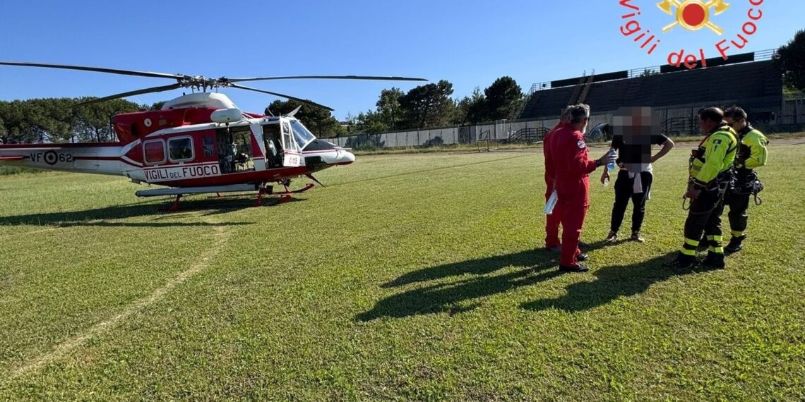 Giovane in difficoltà nei boschi recuperato con un elicottero dei Vigili del Fuoco