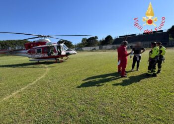 Giovane in difficoltà nei boschi recuperato con un elicottero dei Vigili del Fuoco