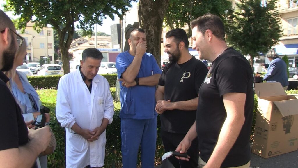 Vibo Valentia, la Premiata Forneria dona due sedie a rotelle all'Ospedale Jazzolino (VIDEO) 3 WhatsApp Image 2025 06 05 at 10.03.00