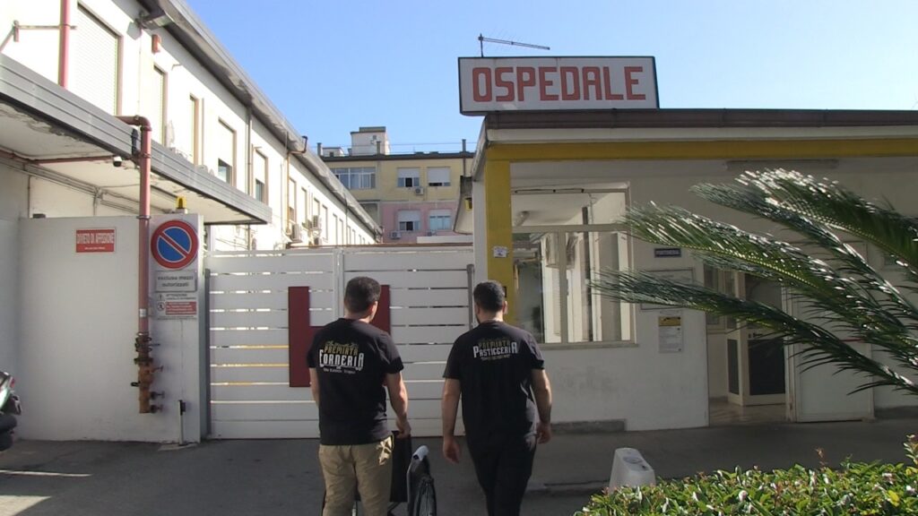 Vibo Valentia, la Premiata Forneria dona due sedie a rotelle all'Ospedale Jazzolino (VIDEO) 4 WhatsApp Image 2025 06 05 at 10.03.01 1 1