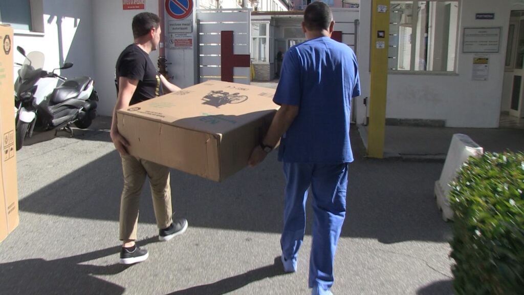 Vibo Valentia, la Premiata Forneria dona due sedie a rotelle all'Ospedale Jazzolino (VIDEO) 5 WhatsApp Image 2025 06 05 at 10.03.01