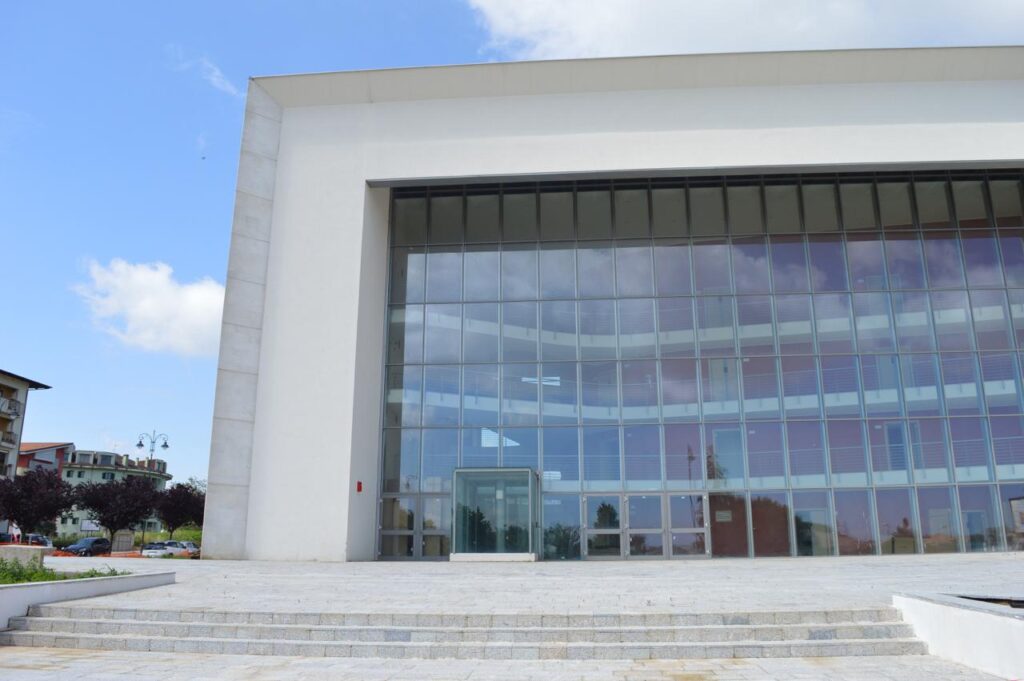 Il teatro a Vibo Valentia tra passato e presente, tra proclami disattesi ed un "cambio di passo... del gambero! 6 WhatsApp Image 2025 06 07 at 19.33.45