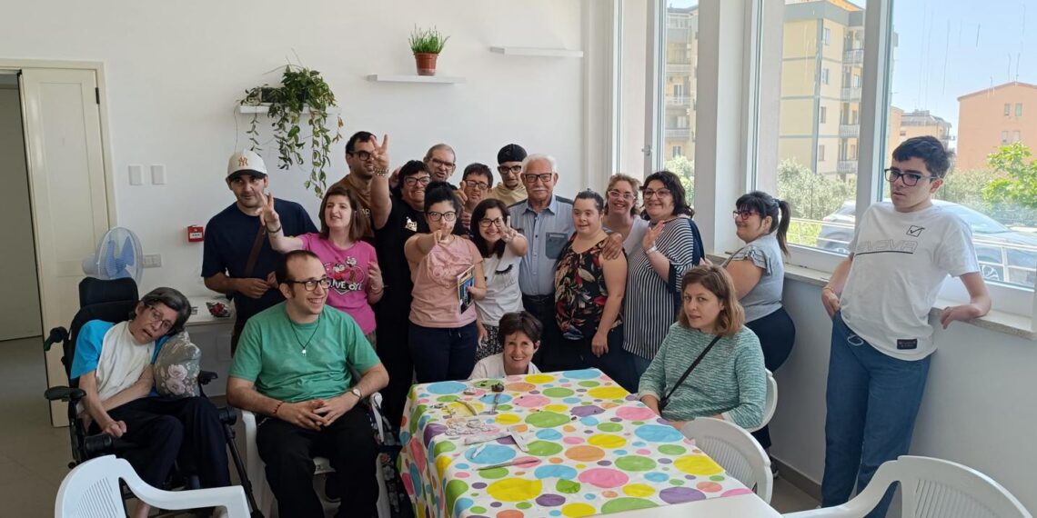 Gli ospiti del Centro diurno per persone con disabilità di Fondazione Città Solidale a lezione di scultura