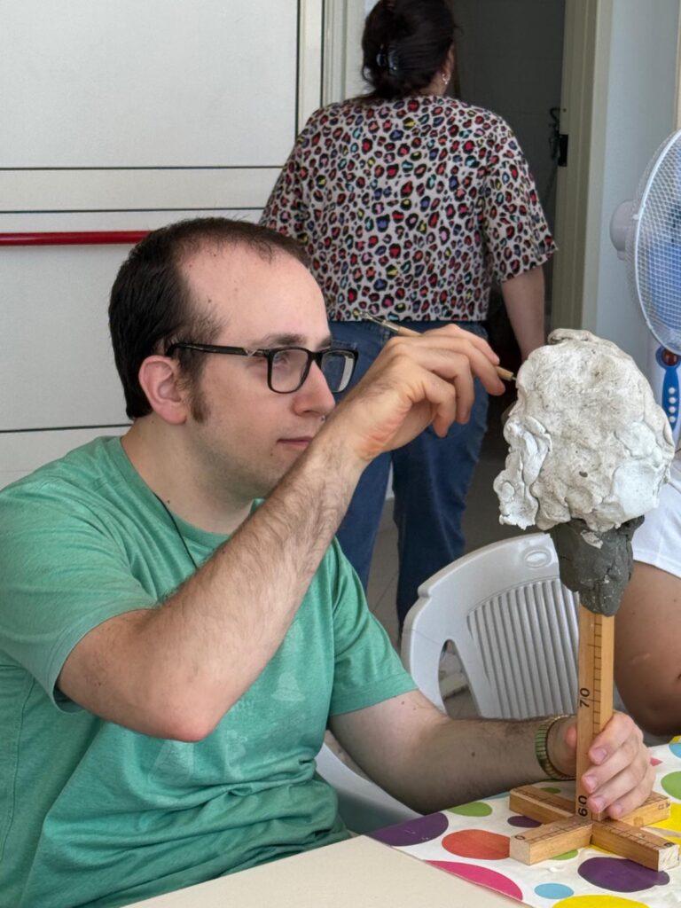 Gli ospiti del Centro diurno per persone con disabilità di Fondazione Città Solidale a lezione di scultura 7 WhatsApp Image 2025 06 11 at 11.01.44 2