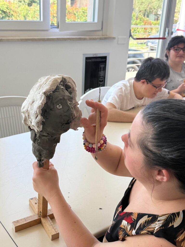 Gli ospiti del Centro diurno per persone con disabilità di Fondazione Città Solidale a lezione di scultura 6 WhatsApp Image 2025 06 11 at 11.01.44 3