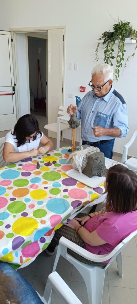 Gli ospiti del Centro diurno per persone con disabilità di Fondazione Città Solidale a lezione di scultura 3 WhatsApp Image 2025 06 11 at 11.01.45 1