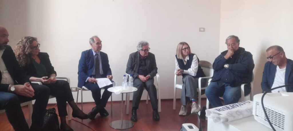 Il prestigioso critico Marco Meneguzzo presenta il catalogo di Alessandro Russo a chiusura della mostra 9 WhatsApp Image 2025 06 12 at 11.59.39