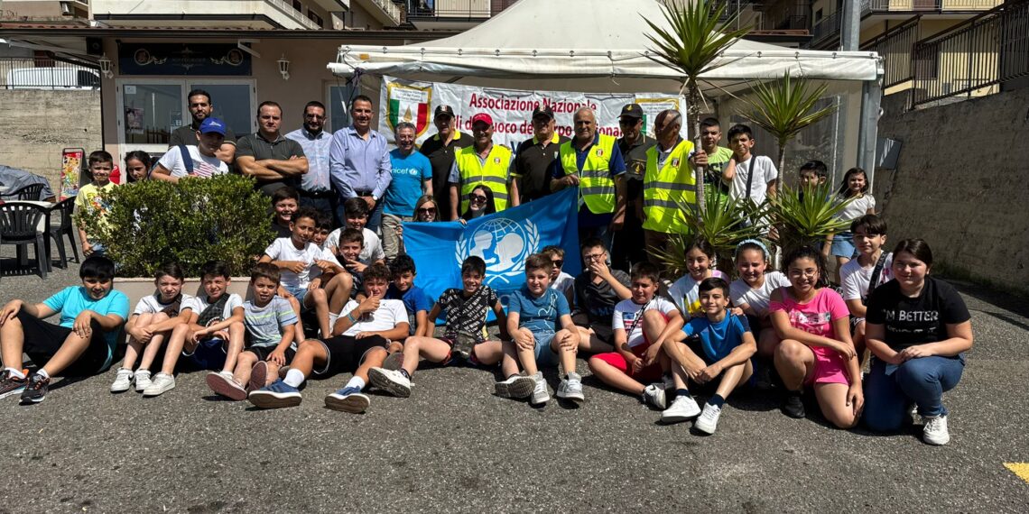 “Pompieropoli” a San Calogero grazie all’Unicef, in occasione della Giornata del Diritto al Gioco 1 “Pompieropoli” a San Calogero grazie all’Unicef, in occasione della Giornata del Diritto al Gioco