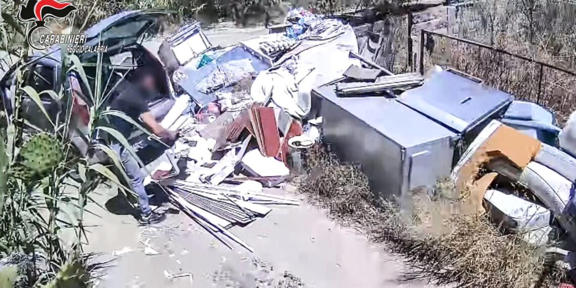 Sorpreso ad abbandonare rifiuti speciali in un’area demaniale: denunciato dai Carabinieri (VIDEO) 1 Sorpreso ad abbandonare rifiuti speciali in un’area demaniale: denunciato dai Carabinieri (VIDEO)