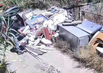 Sorpreso ad abbandonare rifiuti speciali in un’area demaniale: denunciato dai Carabinieri (VIDEO)