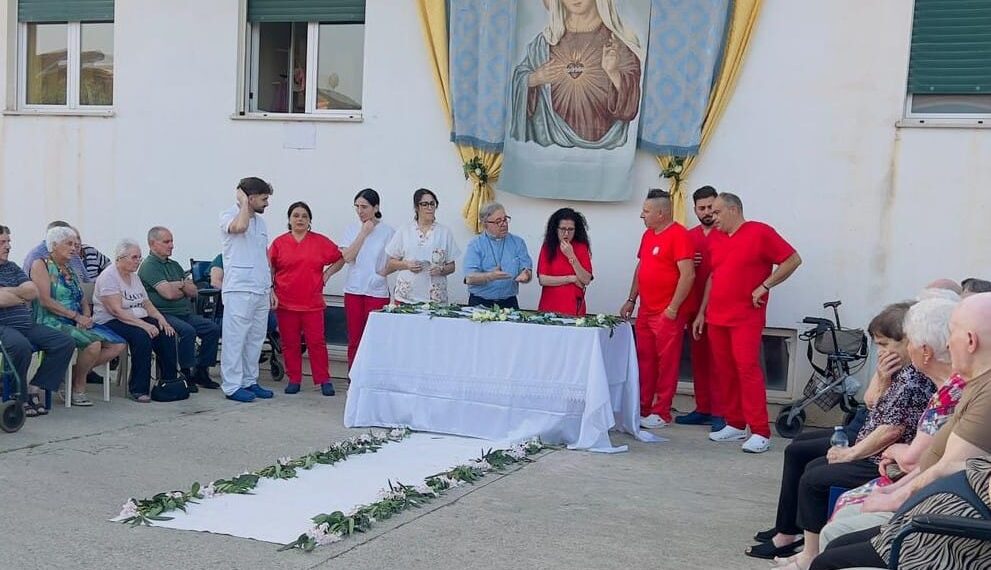 Sosta della statua di Sant'Antonio alla Casa Protetta "Mons. Stanizzi" di Cropani Marina per la preghiera degli ammalati 1 Sosta della statua di Sant’Antonio alla Casa Protetta “Mons. Stanizzi” di Cropani Marina per la preghiera degli ammalati