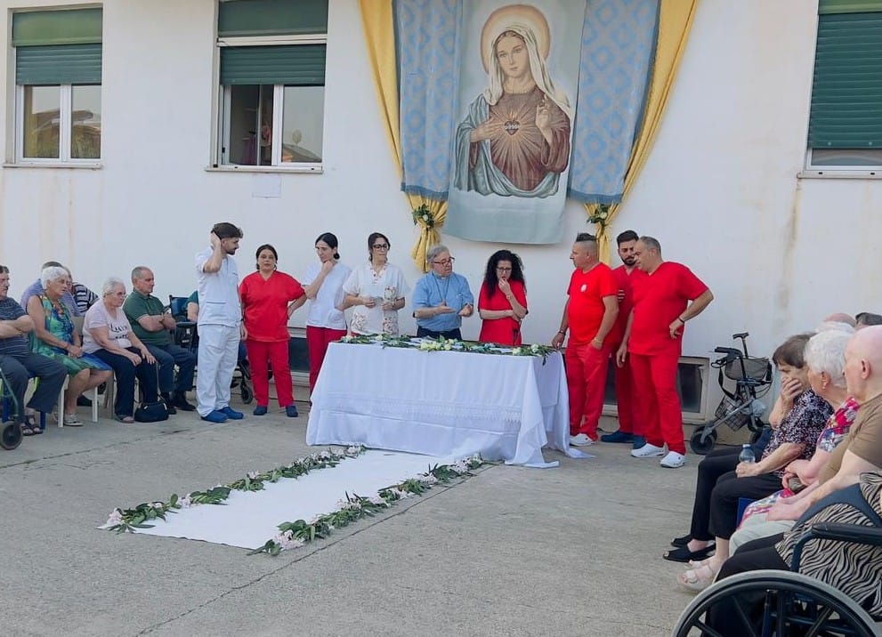 Sosta della statua di Sant'Antonio alla Casa Protetta "Mons. Stanizzi" di Cropani Marina per la preghiera degli ammalati 3 WhatsApp Image 2025 06 14 at 21.29.20