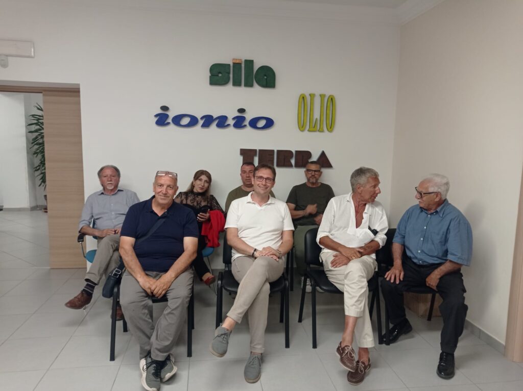 Le bellezze, le opere d'arte e i prodotti tipici di Zagarise entusiasmano il Principe Fulco Ruffo di Calabria 7 WhatsApp Image 2025 06 18 at 14.57.50 1