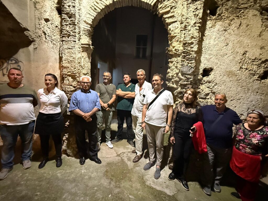 Le bellezze, le opere d'arte e i prodotti tipici di Zagarise entusiasmano il Principe Fulco Ruffo di Calabria 3 WhatsApp Image 2025 06 18 at 14.57.50