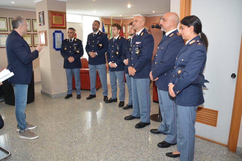 Il questore di Vibo Valentia premia i poliziotti per l’eccellenza nell’addestramento e nella formazione 6 WhatsApp Image 2025 06 19 at 10.47.06 1 2