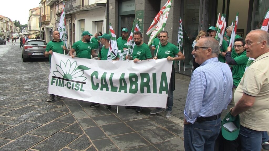 Sciopero dei metalmeccanici, questa mattina a Vibo Valentia il presidio regionale (VIDEO) 4 WhatsApp Image 2025 06 20 at 12.34.43