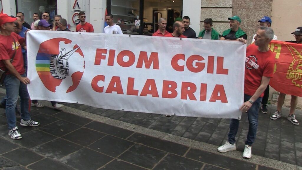 Sciopero dei metalmeccanici, questa mattina a Vibo Valentia il presidio regionale (VIDEO) 2 WhatsApp Image 2025 06 20 at 12.34.44