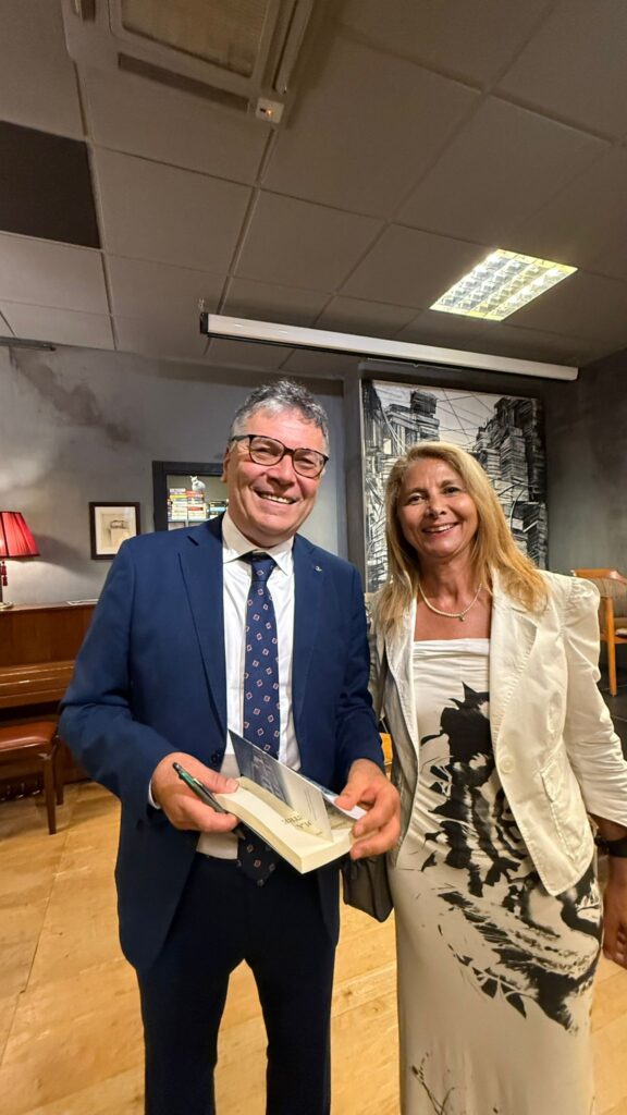 “La Parola delle Pietre” incanta Roma: grande successo e firmacopie da record presso Il Re dei Librai di via Somalia 4 WhatsApp Image 2025 06 22 at 01.57.18 1