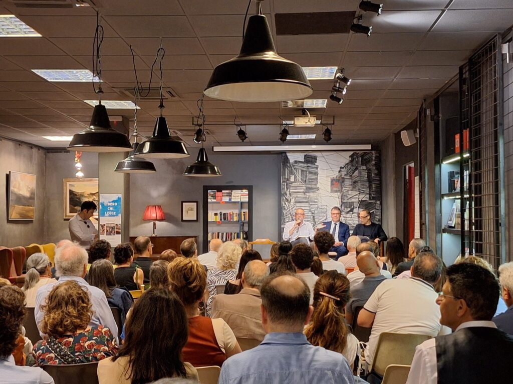 “La Parola delle Pietre” incanta Roma: grande successo e firmacopie da record presso Il Re dei Librai di via Somalia 8 WhatsApp Image 2025 06 22 at 01.57.19 1