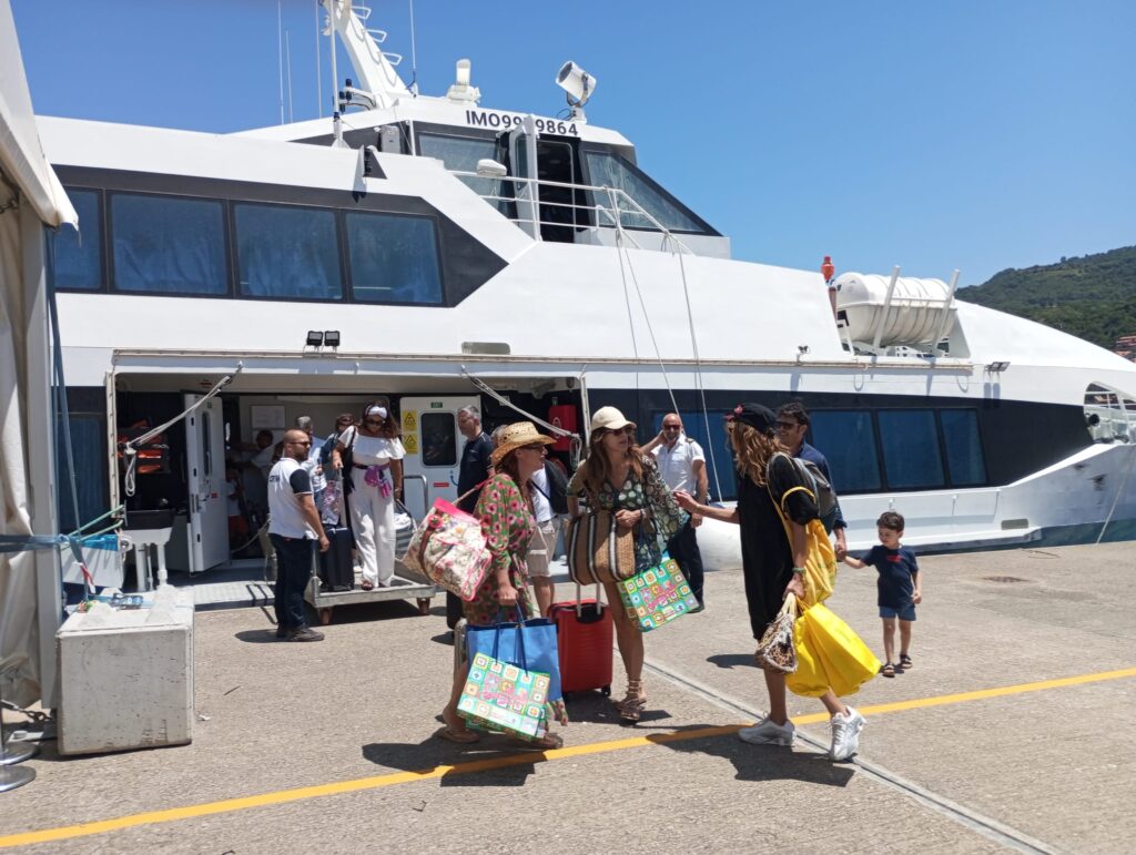 Vibo Marina ponte per le Isole Eolie, una lunga tradizione che ogni anno si rafforza nel periodo estivo (VIDEO) 4 WhatsApp Image 2025 06 29 at 13.19.08