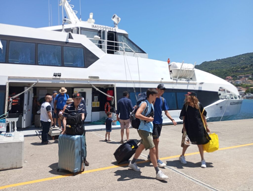 Vibo Marina ponte per le Isole Eolie, una lunga tradizione che ogni anno si rafforza nel periodo estivo (VIDEO) 3 WhatsApp Image 2025 06 29 at 13.19.09