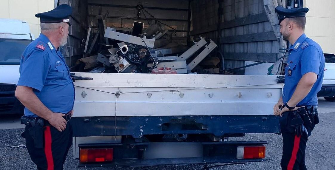 Tentano di rubare sezioni di guardrail lungo un tratto della Strada Statale 738 1 Tentano di rubare sezioni di guardrail lungo un tratto della Strada Statale 738