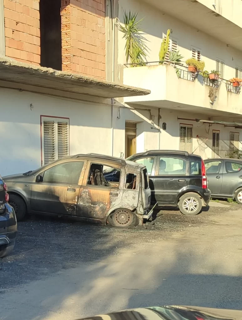 Incendiata l'auto di un consigliere comunale 3 auto condofuri 1