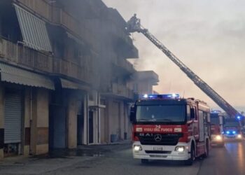 Un incedio partito da un camion posteggiato ha quasi distrutto una palazzina