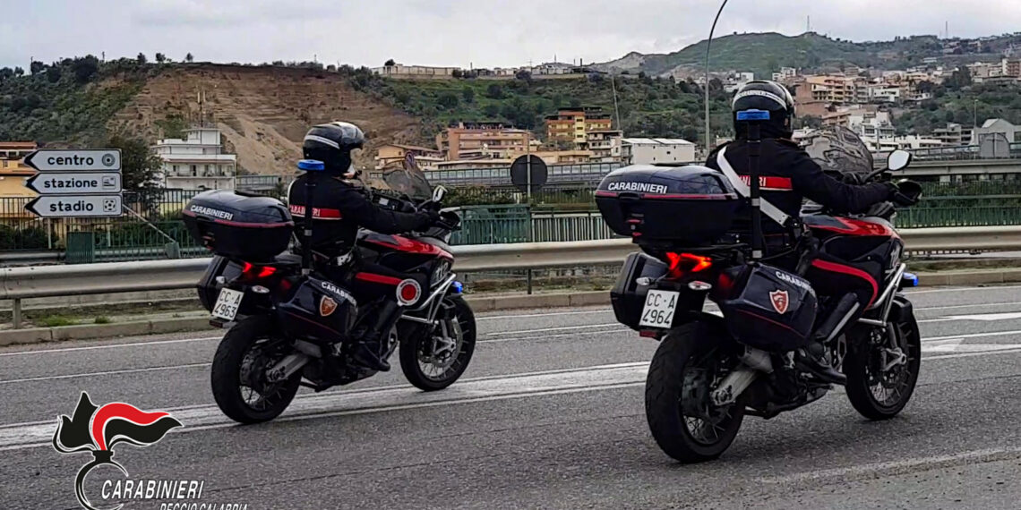 Evade dai domiciliari e tenta la fuga ma viene bloccato dai carabinieri della sezione radiomobile di Reggio Calabria