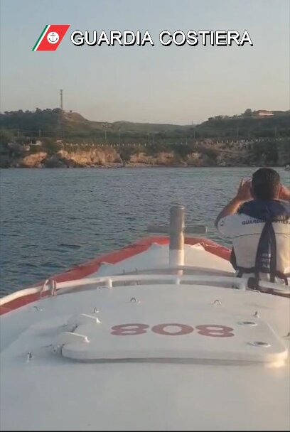 La Guardia Costiera soccorre quattro persone al largo di Briatico 2 foto comunicato
