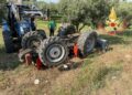 Un trattore si ribalta e il conducente rimane incastrato sotto 3 Un trattore si ribalta e il conducente rimane incastrato sotto