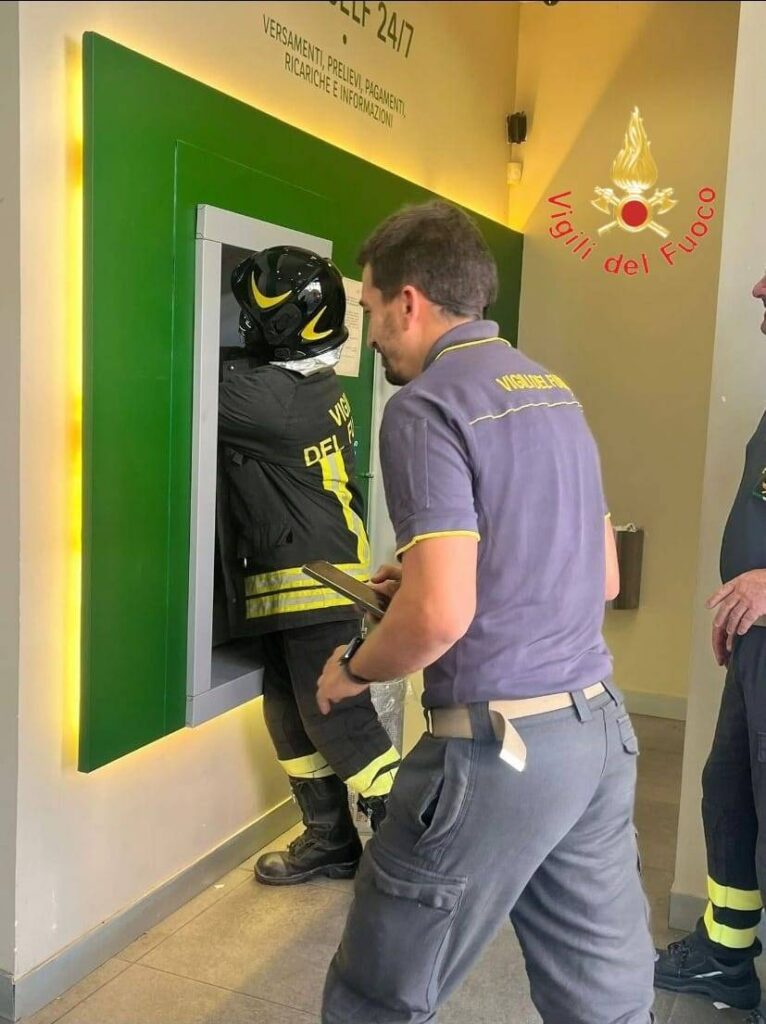 I Vigili del Fuoco salvano un gattino incastrato in un bancomat 3 generico giugno 2025 560111