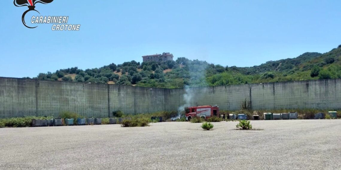 Appicca un incendio a sterpaglie e potature, che si propaga per circa 500 metri, denunciato dai Carabinieri