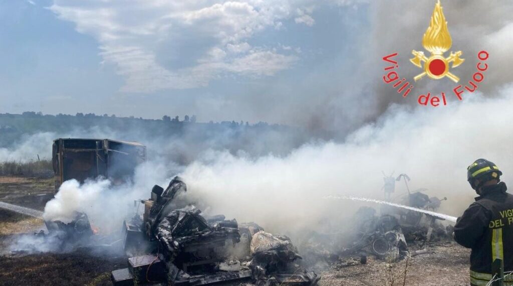 A Maida in fiamme sterpaglie e canneti (VIDEO)