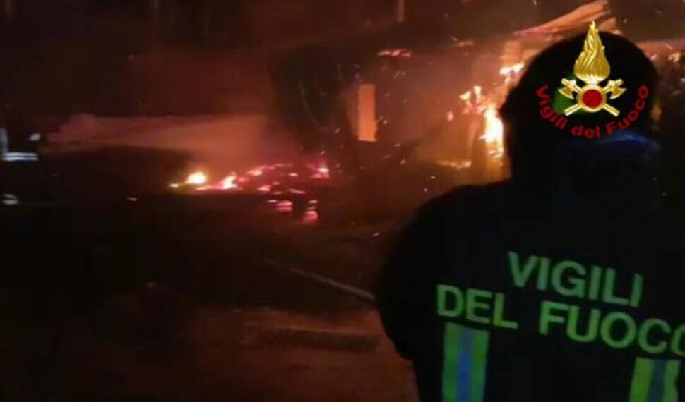 Nocera Terinese, per questa sera è consigliato rimanere chiusi in casa a causa di un incendio di vaste proporzioni (VIDEO) 1 Nocera Terinese, per questa sera è consigliato rimanere chiusi in casa a causa di un incendio di vaste proporzioni (VIDEO)