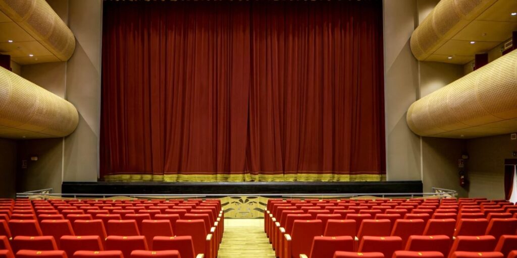 Il teatro a Vibo Valentia tra passato e presente, tra proclami disattesi ed un "cambio di passo... del gambero! 7 interno teatro nuovo