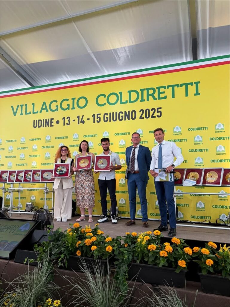 La Calabria al villaggio Coldiretti di Udine: impegno sociale e giovani in agricoltura (interessanti i dati regionali) 4 la prima a sx Adriana Tavella Premiata