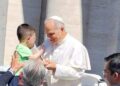 Una carezza del Papa alla nostra diocesi: Francesco, il piccolo di Jonadi, abbracciato da Leone XIV
