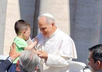 Una carezza del Papa alla nostra diocesi: Francesco, il piccolo di Jonadi, abbracciato da Leone XIV 7 Una carezza del Papa alla nostra diocesi: Francesco, il piccolo di Jonadi, abbracciato da Leone XIV