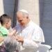 Una carezza del Papa alla nostra diocesi: Francesco, il piccolo di Jonadi, abbracciato da Leone XIV